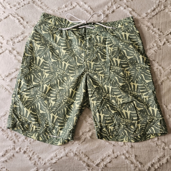 St. John's Bay Men's Green Foliage Swim Trunks Size Medium - Picture 2 of 8